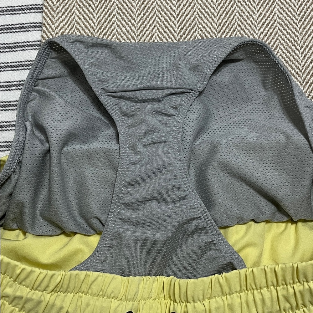 Vuori Clementine 2.0 Shorts 4" Sunlight Small - Picture 10 of 13
